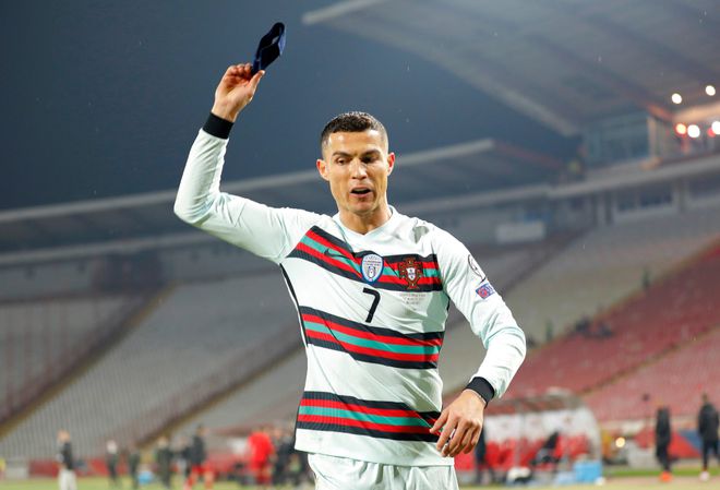 Ném bay băng captain Ronaldo vẫn thoát án phạt ngoạn mục