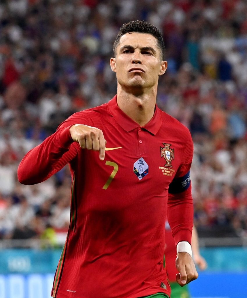 Ronaldo cảm giác bức xúc khi bị xem dưới cơ Messi