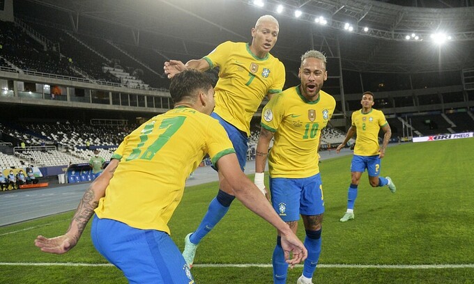 Neymar hết mình cổ vũ cho Argentina